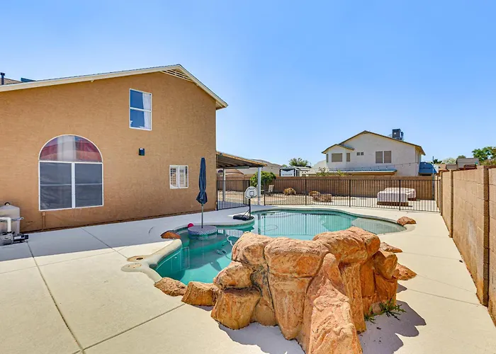 Walk To State Farm Stadium! Poolside Desert Escape Holiday home *