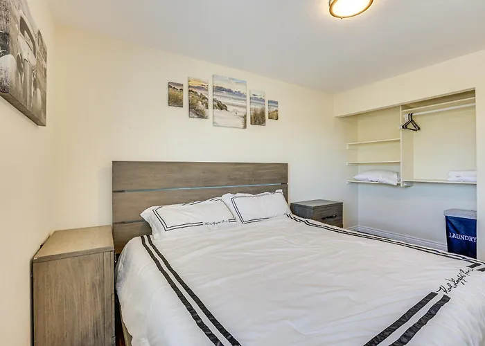 Walk To State Farm Stadium! Poolside Desert Escape Holiday home Glendale