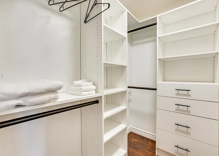 Walk To State Farm Stadium! Poolside Desert Escape Holiday home