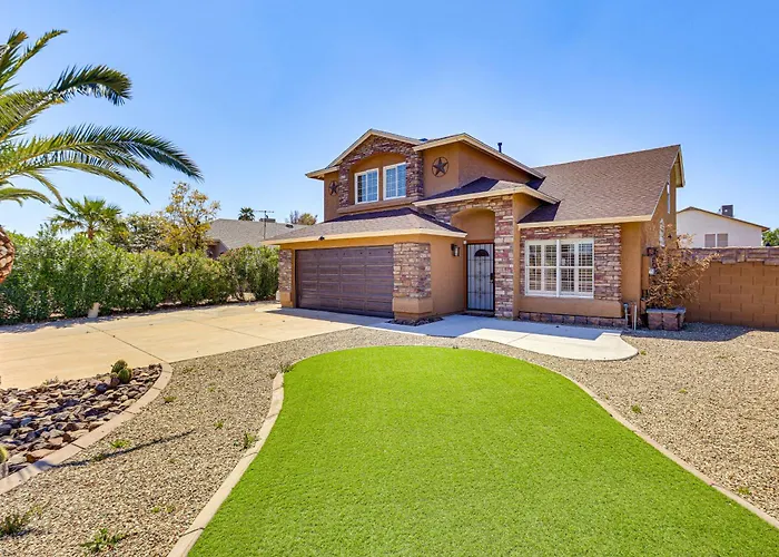 Walk To State Farm Stadium! Poolside Desert Escape Holiday home