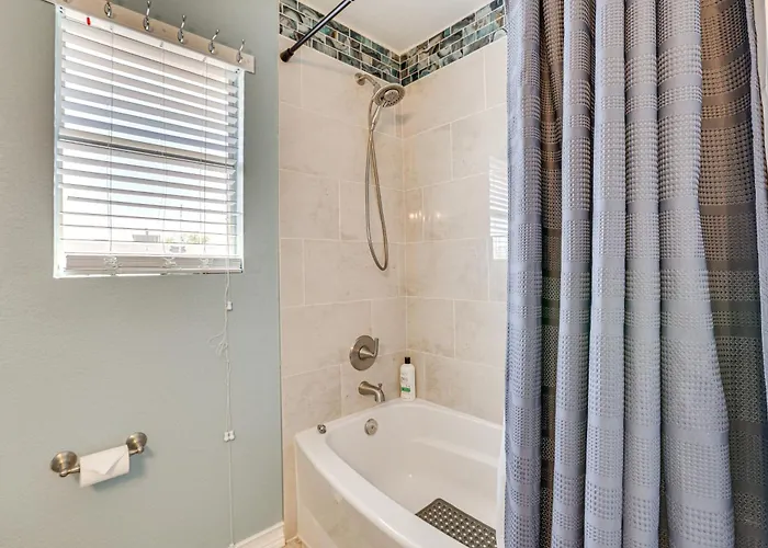 Walk To State Farm Stadium! Poolside Desert Escape Holiday home