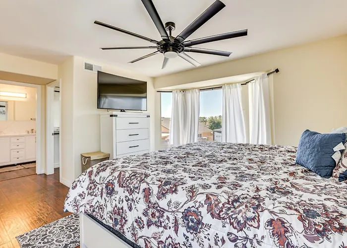 Walk To State Farm Stadium! Poolside Desert Escape Holiday home Glendale