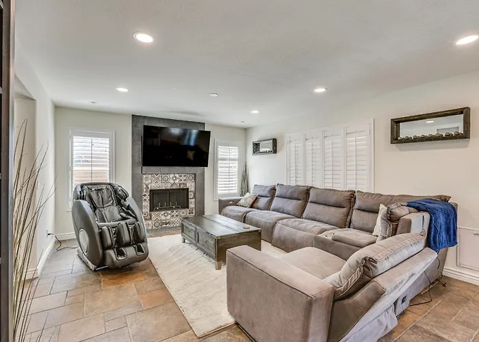 Walk To State Farm Stadium! Poolside Desert Escape Holiday home Glendale
