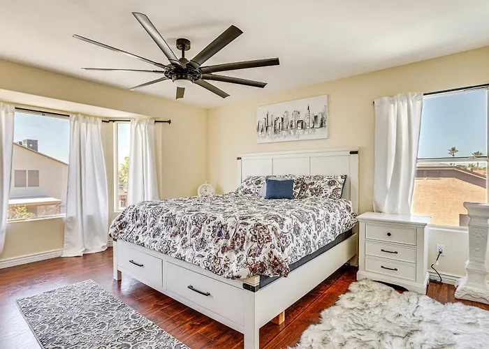 Holiday home Walk To State Farm Stadium! Poolside Desert Escape *