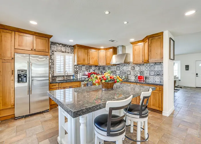 Walk To State Farm Stadium! Poolside Desert Escape * Glendale
