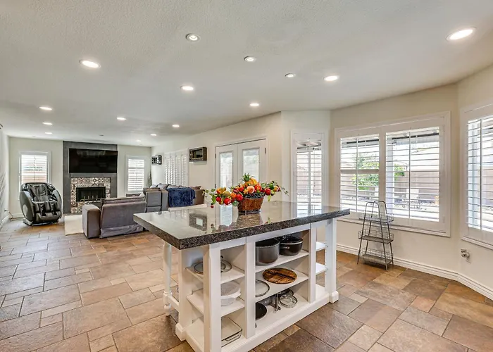 Holiday home Walk To State Farm Stadium! Poolside Desert Escape Glendale