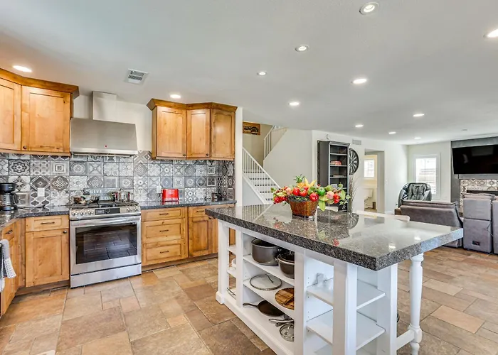 Walk To State Farm Stadium! Poolside Desert Escape Holiday home